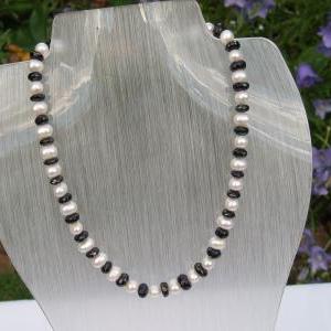 White Culture Pearls And Black Spinnel